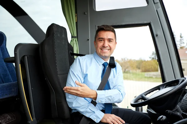 motorista de ônibus sorrindo